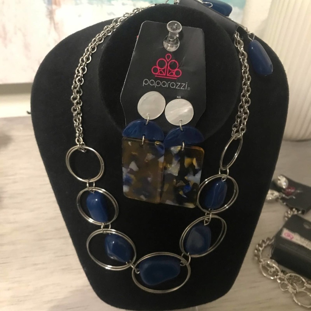 - Necklace & acrylic earrings set